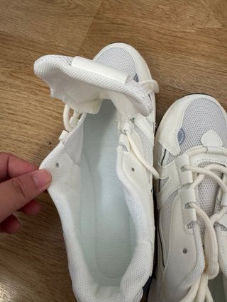 Zapatillas deportivas blancas con detalles azul