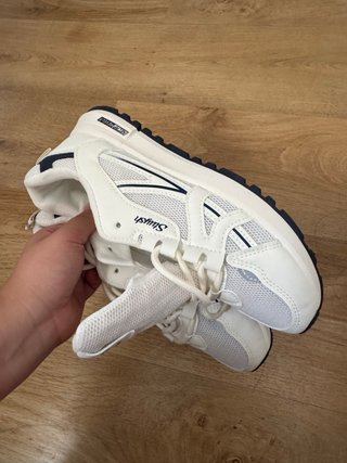 Zapatillas deportivas blancas con detalles azul