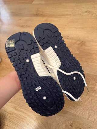 Zapatillas deportivas blancas con detalles azul