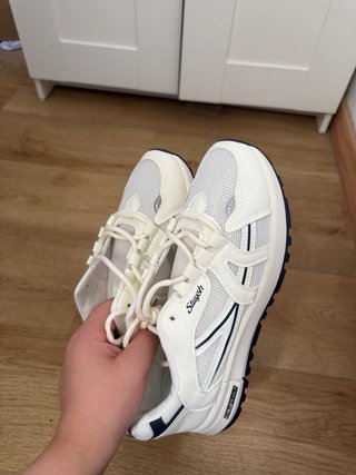 Zapatillas deportivas blancas con detalles azul
