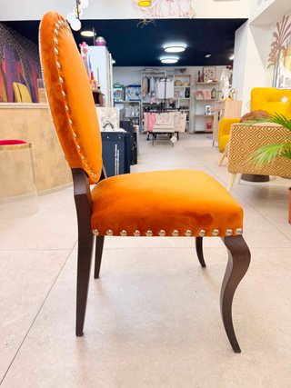 Silla terciopelo naranja con tachuelas