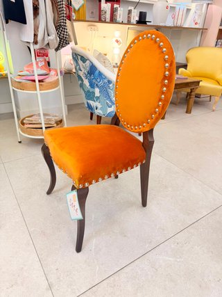 Silla terciopelo naranja con tachuelas