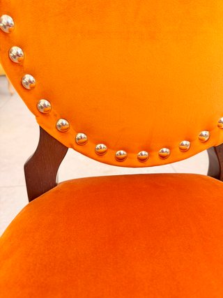 Silla terciopelo naranja con tachuelas