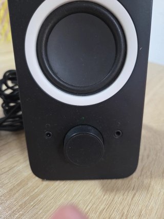 Altavoces Logitech Negros y Blancos