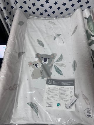 Cambiador de bebé con diseño de koalas