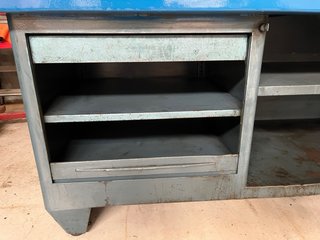 Banco de trabajo azul con estantes
