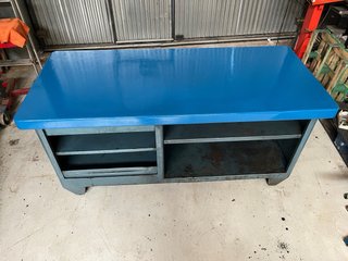 Banco de trabajo azul con estantes