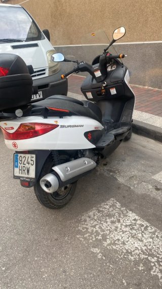 Moto Suzuki 200 Scooter Negra y Blanca