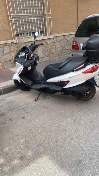 Moto Suzuki 200 Scooter Negra y Blanca