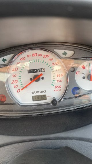 Moto Suzuki 200 Scooter Negra y Blanca