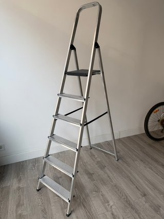 Escalera aluminio plegable 6 peldaños