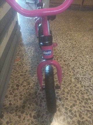 Dos bicicletas sin pedales para aprender a montar