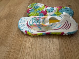 Zapatillas deportivas blancas y multicolor