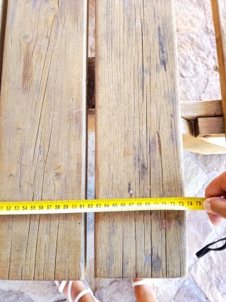 Mesa de picnic de madera con bancos