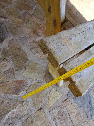 Mesa de picnic de madera con bancos