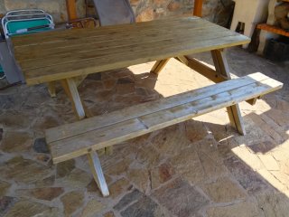 Mesa de picnic de madera con bancos