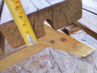 Mesa de picnic de madera con bancos