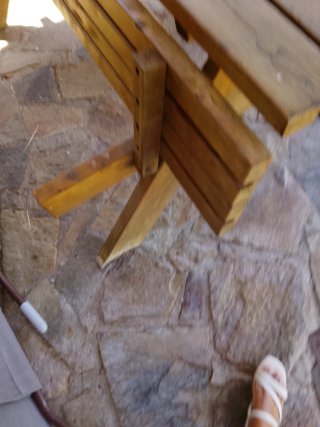 Mesa de picnic de madera con bancos