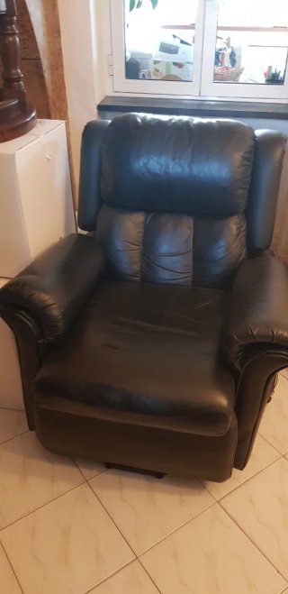 N. 2 Poltrone in similpelle nera