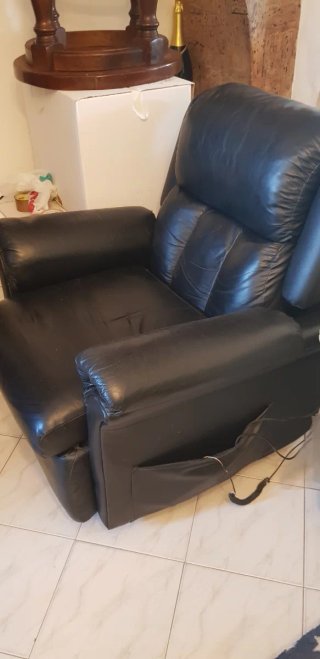 N. 2 Poltrone in similpelle nera