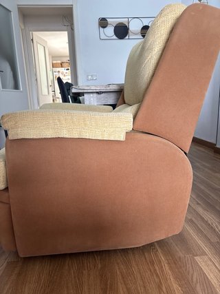 Butaca cómoda beige y marrón