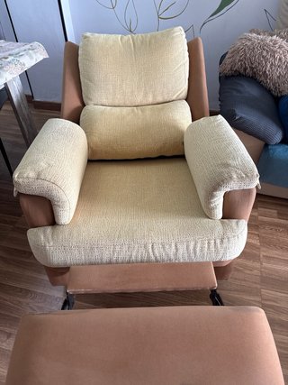 Butaca cómoda beige y marrón