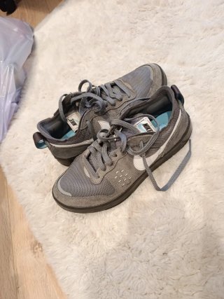 Zapatillas Nike Grises y Blancas