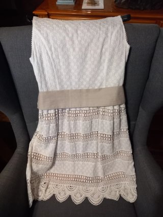 Vestido blanco sin mangas con lazo