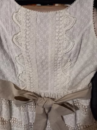 Vestido blanco sin mangas con lazo