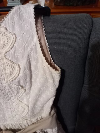 Vestido blanco sin mangas con lazo