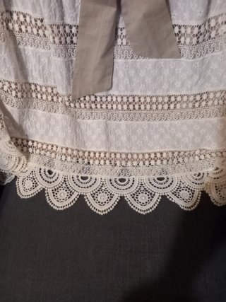 Vestido blanco sin mangas con lazo