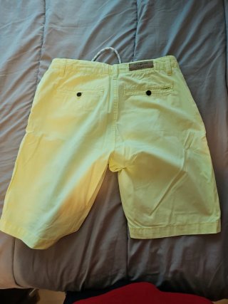 Pantalones cortos amarillos Pull&Bear Talla 38