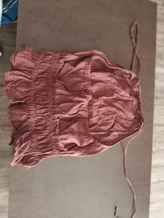Camiseta marrón con tiras