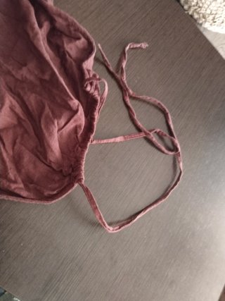 Camiseta marrón con tiras