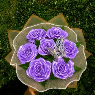 Ramo de rosas lilas con mariposa