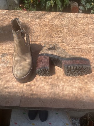 Botines de tacón beige con tachuelas