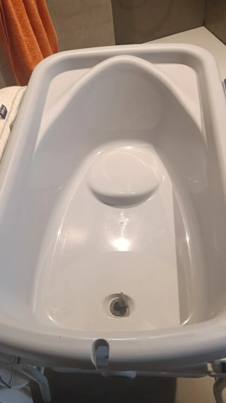 Cambiador bebé con bañera integrada plegable.