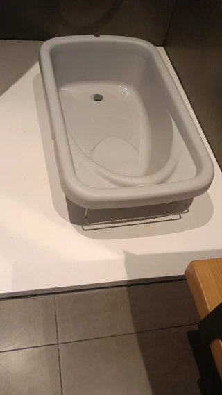 Cambiador bebé con bañera integrada plegable.