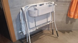 Cambiador bebé con bañera integrada plegable.