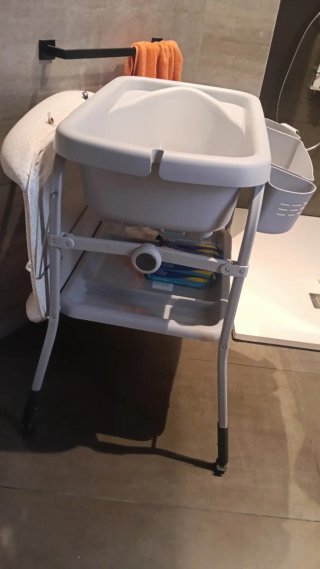 Cambiador bebé con bañera integrada plegable.