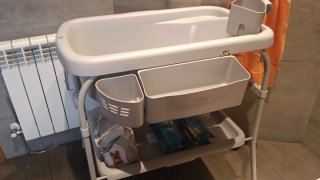 Cambiador bebé con bañera integrada plegable.