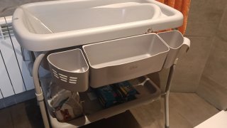 Cambiador bebé con bañera integrada plegable.