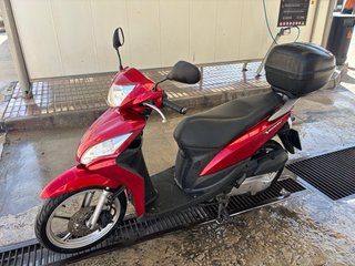 Moto Scooter Roja con Baúl