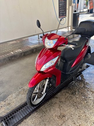Moto Scooter Roja con Baúl