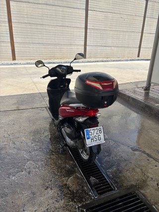 Moto Scooter Roja con Baúl