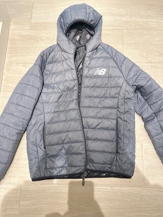 Abrigo New Balance acolchado con capucha