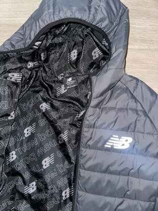 Abrigo New Balance acolchado con capucha