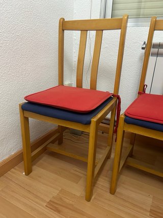 Sillas de madera con cojines rojos