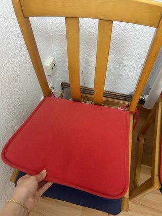 Sillas de madera con cojines rojos