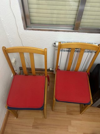 Sillas de madera con cojines rojos